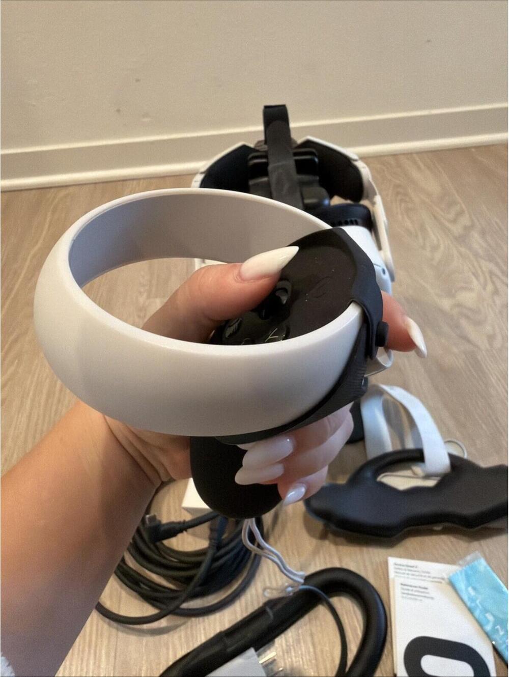 Meta Quest 2 VR Headset 128GB (w/controllers,stand,with replaceable protection) - Picture 4 of 13